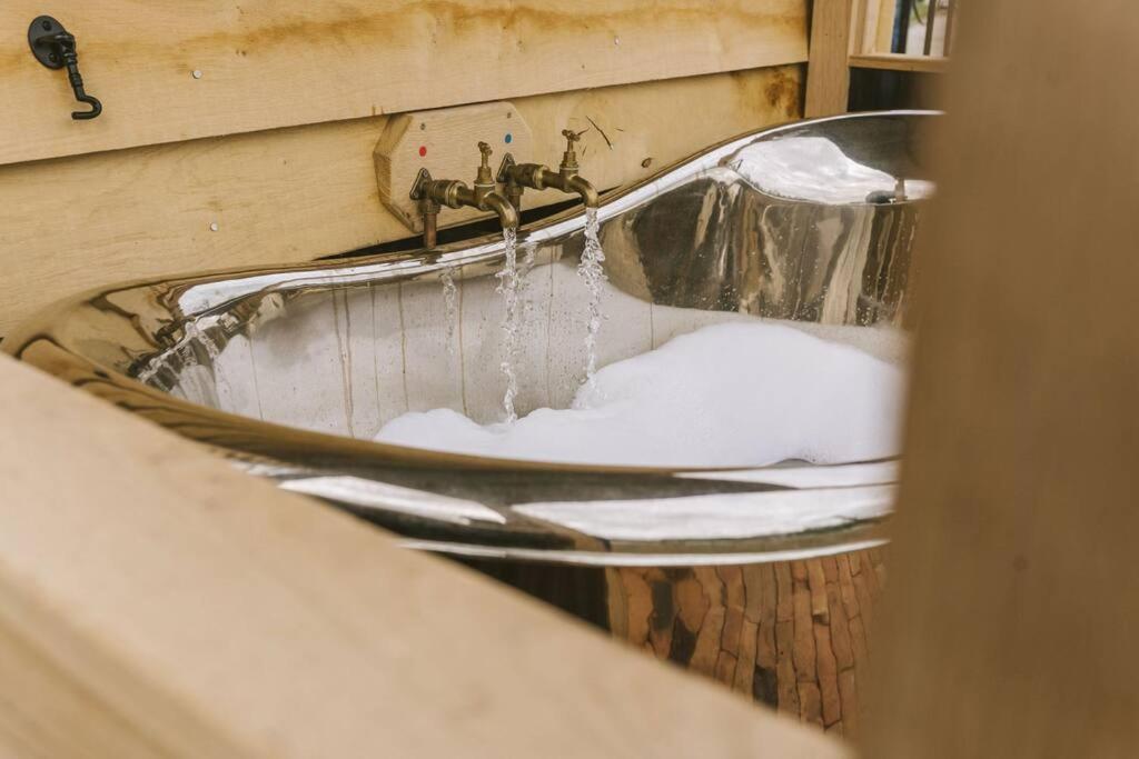 Island Hut - Outdoor Bath Tub, Firepit And Water Equipment Apartamento Saltford Exterior foto